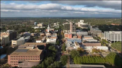 Dans quel pays se trouve Tallahassee, ville de 200 000 habitants ?