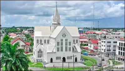 Dans quel pays se trouve Georgetown, ville de 240 000 habitants ?