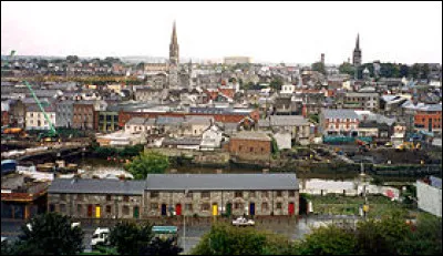 Dans quel pays se trouve Drogheda, ville de 40 000 habitants ?