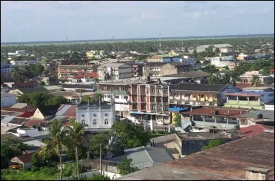 Dans quel pays se trouve Quelimane, ville de 350 000 habitants ?