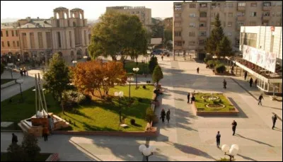 Dans quel pays se trouve Kumanovo, ville de 100 000 habitants ?