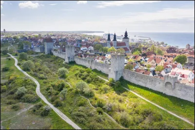 Dans quel pays se trouve Visby, ville de 25 000 habitants ?