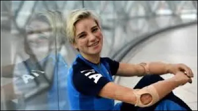 De quelle main manie-t-elle l'arme ?