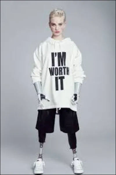 Quelle spécialité de l'escrime pratique-t-elle ?