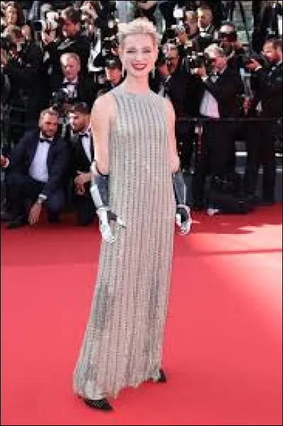 Après combien de mois de rééducation parvient-elle à reprendre l'escrime, du côté des para-athlètes cette fois-ci ?