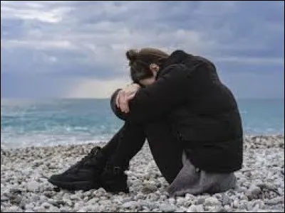 Comment appelle-t-on le suicide provoqué par une frustration importante, presque sur un coup de tête ?