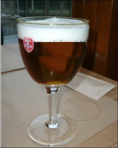 Quelle est cette commune de Belgique dont l'abbaye bénédictine produit des bières renommées ?