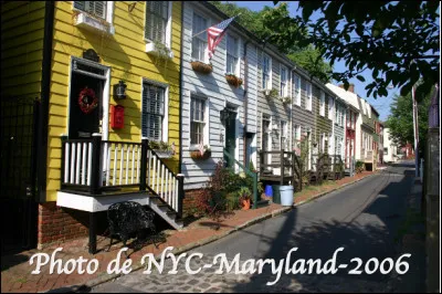 Quelle est cette commune des États-Unis, capitale de l'État du Maryland qui abrite la principale école navale des U.S.A. ?