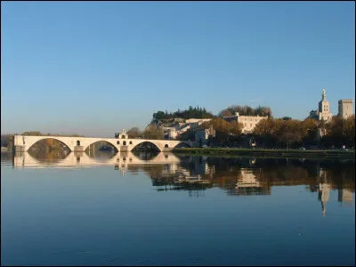 Quelle est cette commune de France du Vaucluse, célèbre cité papale fortifiée connue populairement par son pont Saint-Bénezet ?
