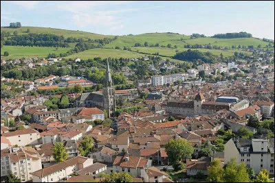 Quelle est cette commune de France préfecture du département du Cantal, capitale historique du parapluie ?