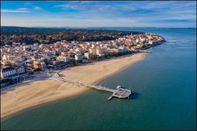 Quelle est cette commune de France de Gironde, station balnéaire, port de pêche et pôle de l'ostréiculture du bassin éponyme ?