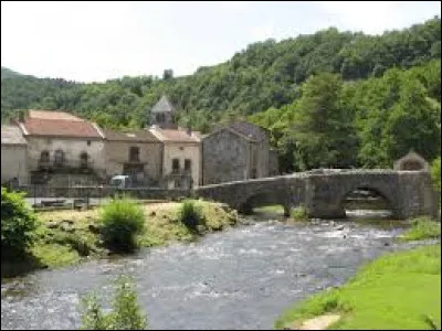 Nous terminons notre balade au bord de la Couze Pavin, à Saurier. Village de l'arrondissement d'Issoire, il se situe dans l'ex région ...