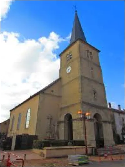 Nous sommes en Lorraine, à Roupeldange, au pied de l'église Sainte-Barbe. Village de l'aire d'attraction Messine, sur les bords de la Nied , il se situe dans le département ...