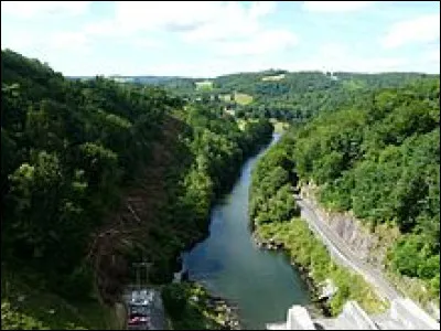 Quel est ce cours d'eau, long de 120 km, qui prend sa source à 1300 m d'altitude au Lioran dans le massif du Plomb du Cantal et coule vers l'ouest ?