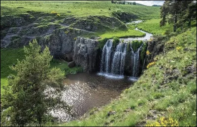Quel est cette rivière, longue de 86 km, qui prend sa source à 1 600 mètres d'altitude dans les monts du Cantal et coule vers le nord pour rejoindre la plaine de la Limagne ?