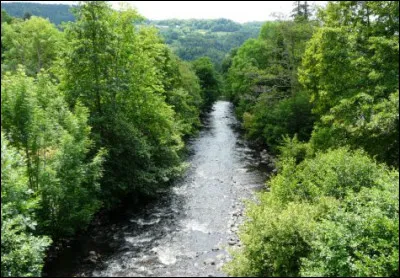 Quel est ce cours d'eau du nord du département, qui prend sa source à Besse dans le département du Puy-de-Dôme et coule vers l'ouest ?