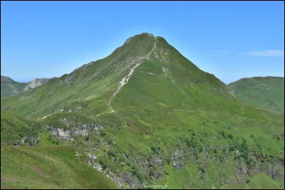 Quel est ce sommet, situé dans les monts du Cantal, vestige d'un stratovolcan, culminant à 1783 m ?