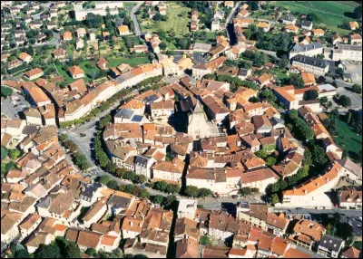 Quelle est cette petite ville de 2 100 habitants située dans la vallée du Célé, dans le sud-ouest du département ?