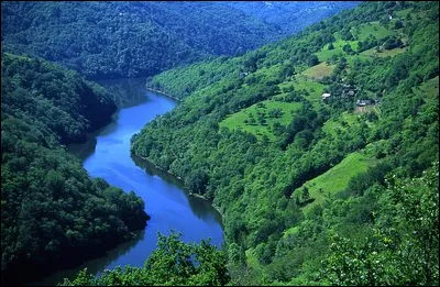 Quel est ce cours d'eau, long de 167 km, qui prend sa source au sein du massif de la Margeride, à 1 460 mètres d'altitude, dans le département de la Lozère, et coule en direction du sud-ouest ?