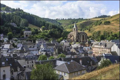 Quelle est cette station thermale, située dans le sud-est du département, connue depuis l'antiquité et qui possède possède une trentaine de sources d'eau chaude naturelles ?
