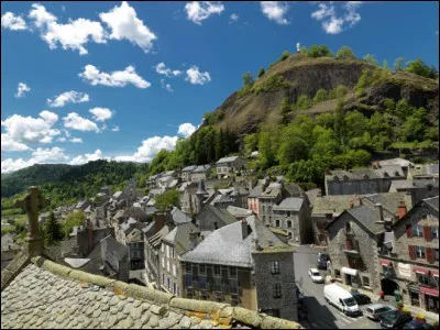Quel est ce bourg de 1700 habitants situé dans la vallée de l'Alagnon au coeur des monts du Cantal ?