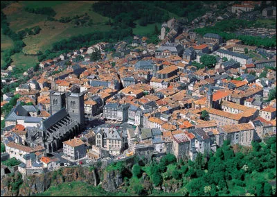 Quelle est cette ville, sous-préfecture et deuxième ville du département avec 6 400 habitants ?