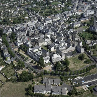 Quelle est cette petite sous-préfecture de 3 500 habitants de l'ouest du département, située en bordure d'une planèze volcanique et en surplomb de la petite vallée de l'Auze ?