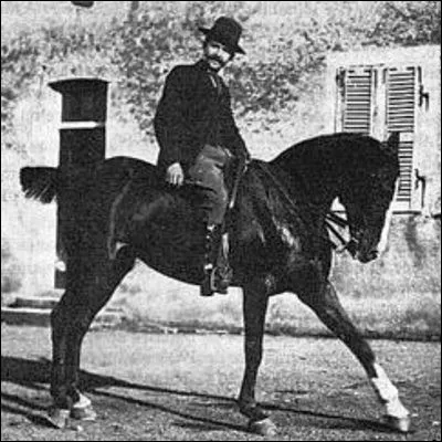 Quels rapaces, dont une esp&egrave;ce est appel&eacute;e hobereau, sont parfois appel&eacute;s "niais" quand ils sont jeunes et "tiercelets" quand ils sont m&acirc;les ?