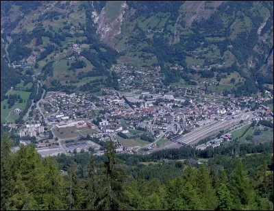 Quelle est cette commune du département de la Savoie, célèbre pour sa station de ski d'hiver, les Arcs (3 226m) ?