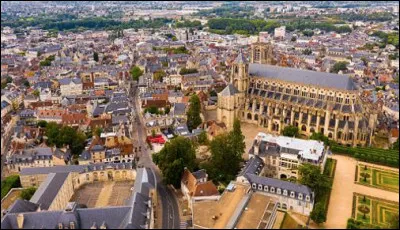 Quelle est cette commune, préfecture du département du Cher, capitale historique du Berry ?