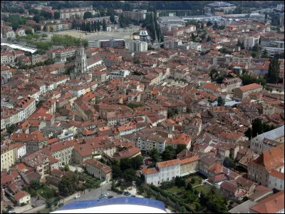 Quelle est cette commune, préfecture du département de l'Ain, capitale historique de la région naturelle de Bresse ?