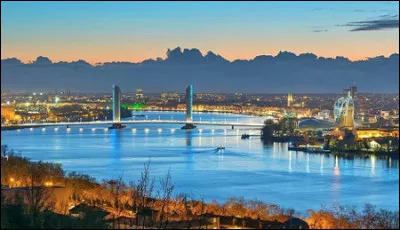 Quelle est cette commune, préfecture du département de la Gironde et chef-lieu de la région Nouvelle-Aquitaine ?