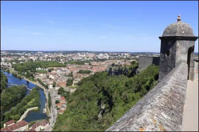 Quelle est cette commune, préfecture du Doubs, berceau historique de l'horlogerie française ?