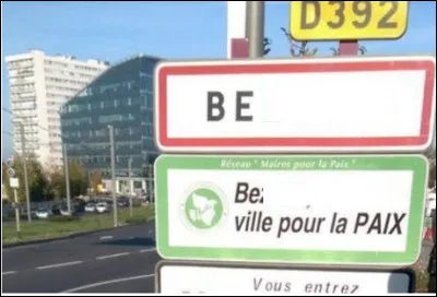 Quelle est cette commune du département du Val-d'oise dont la particularité est d'être limitrophe des 2 départements, Hauts-de-Seine et Yvelines ?
