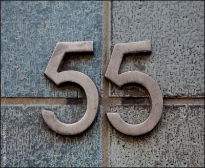 Quelle actrice joue dans le film "Les 55 jours de Pékin" ?