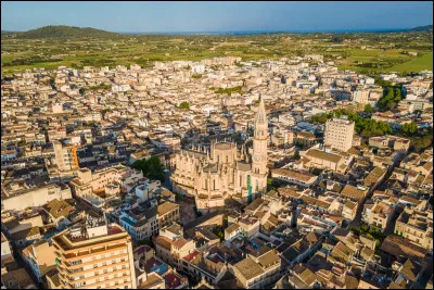 Dans quel pays se trouve Manacor, ville de 45 000 habitants ?
