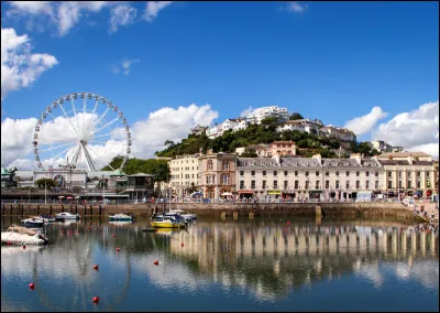 Dans quel pays se trouve Torquay, ville de 65 000 habitants ?