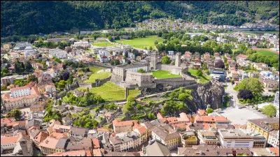 Dans quel pays se trouve Bellinzona, ville de 45 000 habitants ?