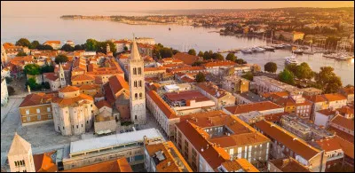 Dans quel pays se trouve Zadar, ville de 70 000 habitants ?