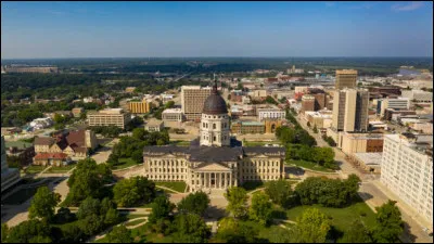 Dans quel pays se trouve Topeka, ville de 125 000 habitants ?