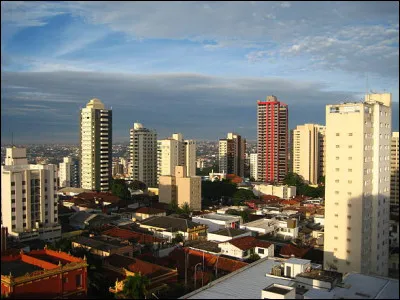 Dans quel pays se trouve Uberlandia, ville de 700 000 habitants ?