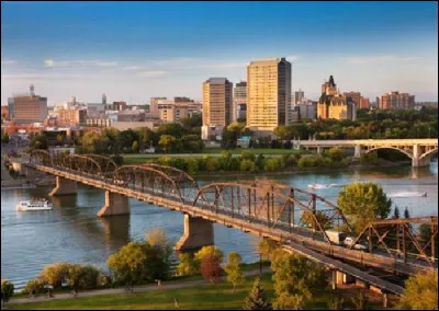 Dans quel pays se trouve Saskatoon, ville de 300 000 habitants ?