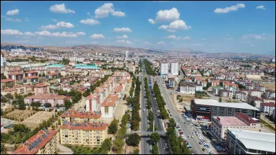 Dans quel pays se trouve Elazig, ville de 400 000 habitants ?
