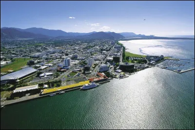 Dans quel pays se trouve Cairns, ville de 150 000 habitants ?