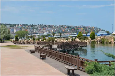 Dans quel pays se trouve Samsun, ville de 1,3 million d'habitants ?