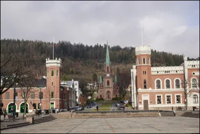 Dans quel pays se trouve Drammen, ville de 70 000 habitants