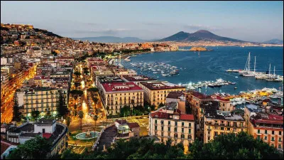 Le chef-lieu de la région italienne de la Campanie est Naples.