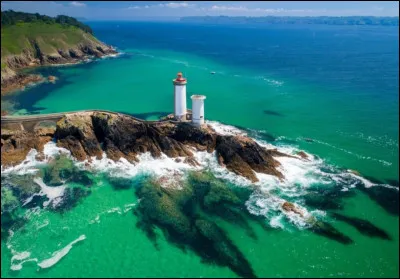 Quel est ce magnifique phare, tout près de Brest, sur les eaux turquoises de l'océan Atlantique ?