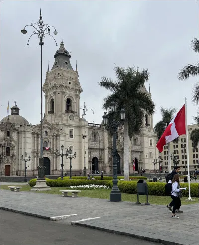 Nous voilà arrivés à la capitale du Pérou ! Nous allons commencer par son centre historique, comme le montre la photo. Mais où sommes-nous ?