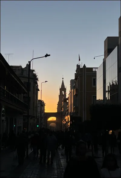 Maintenant, un long trajet de nuit nous attend. Il nous permettra de rallier la deuxième ville du pays en population, tout près de la frontière avec le Chili. Surnommée "La Cité Blanche", son nom est tout autre. Quel est-il ?